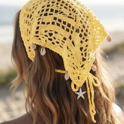 باندانا رأس كروشيه بوهيمية للشاطئ مزينة بالقواقع ونجم البحر (لون أصفر).&: Yellow Boho Crochet Hair Bandana with Shells and Starfish.