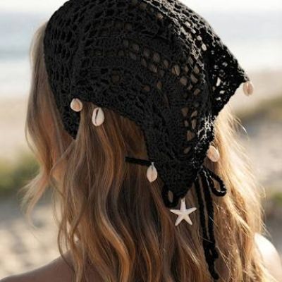 باندانا رأس كروشيه بوهيمية للشاطئ مزينة بالقواقع ونجم البحر (لون أسود).&: Black Boho Crochet Hair Bandana with Shells and Starfish.
