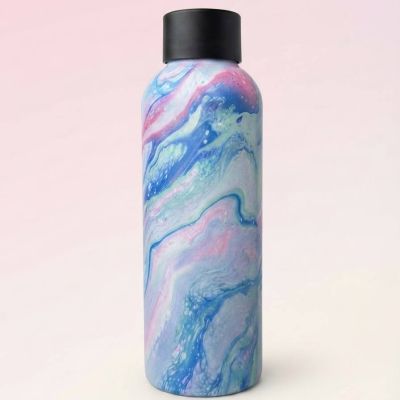 زجاجة مياه حرارية معزولة من الفولاذ المقاوم للصدأ بنقوش رخامية مائية.&: Insulated Stainless Steel Water Bottle with Abstract Marble Pattern.