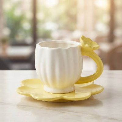 فنجان سيراميك على شكل زهرة بيضاء وصفراء مع طبق متناسق.&: Ceramic Flower Bud Mug with Yellow Petal Saucer Set.