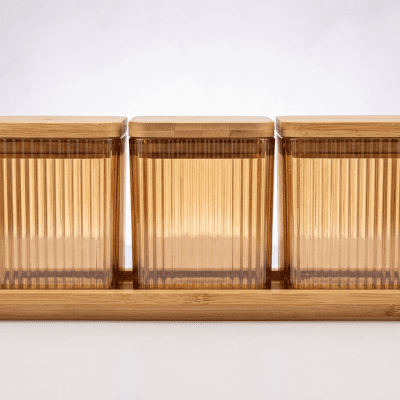 طقم علب توابل أكريليك مضلع 3 قطع مع غطاء واستاند خشبي - لون عسلي. 3-Piece Amber Ribbed Acrylic Spice Jar Set with Wooden Lids and Tray.