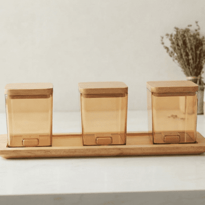 طقم علب توابل عسلي (3 قطع) مع حامل خشبي. ​: Amber Glass Spice Jar Set (3 Pieces) with Wooden Holder.