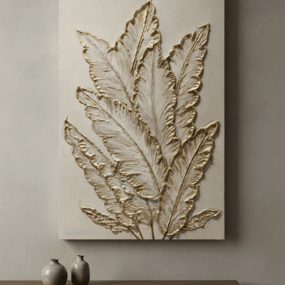 لوحة فنية جدارية بارزة (3D)متاح مقاس ( 60*120 / 80*120 )  بتصميم أوراق استوائية ذهبية وبيضاء، معلقة فوق كونسول خشبي A 3D textured wall art panel featuring white and gold tropical leaves, mounted above a wooden console table holding two ceramic vases.