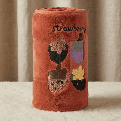 فوطة /بشكير  (أو استحمام) ناعمة بتطريز "الفراولة"مقاس 145&times;66 & Soft "Strawberry" Embroidered Cleaning/Bath Towel
