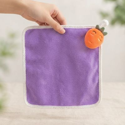 ة: فوطة مطبخ وحمام صغيرة من المايكروفايبر مزينة بمجسم جزرة كرتوني (فوطة تجفيف اليدين).  English: Microfiber Hand Towel for Kitchen and Bathroom with Cute Cartoon Carrot Decor.