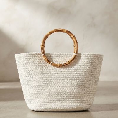 حقيبة يد صيفية منسوجة مع مقابض دائرية من الخيزران (البامبو) الطبيعي.   &: Woven Summer Tote Bag with Round Natural Bamboo Handles.