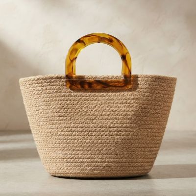 حقيبة يد صيفية منسوجة بمقابض أكريليك بنمط تورتواز (رشة السلحفاة).  & : Woven Straw Summer Tote Bag with Tortoiseshell Acrylic Handles.