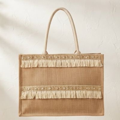 حقيبة كتف (توت) مستطيلة من الخيش مزينة بشريط تطريز بوهيمي وشراشيب .  English: Bohemian Rectangular Jute Burlap Tote Bag with Embroidered Trim and Fringes.