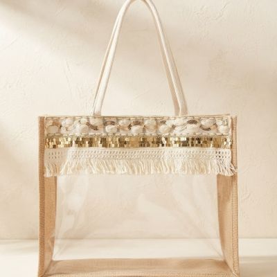 : حقيبة كتف (توت) صيفية شفافة بإطار من الخيش ومزينة بالترتر والشراشيب   English: Clear PVC Summer Tote Bag with Jute Trim, Sequins, and Fringe Tassels.