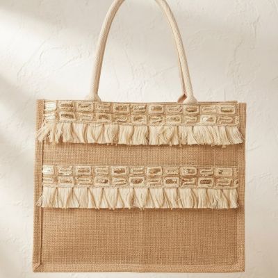 حقيبة كتف (توت) مربعة من الخيش مزينة بالترتر والشرابات بنمط بوهيمي.  & : Bohemian Rectangular Jute Burlap Tote Bag with Sequins and Fringe Tassels.