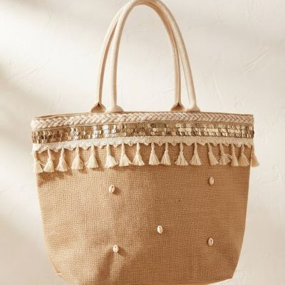 : حقيبة كتف (توت) من الخيش بنمط بوهيمي مزينة بالشرابات والودع.  & : Bohemian Jute Burlap Tote Bag with Tassels and Cowrie Shells.