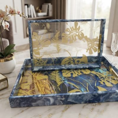 طقم صواني تقديم مستطيلة بنقوش رخامية زرقاء وأوراق شجر ذهبية (قطعتين).  & : 2-Piece Modern Rectangular Blue Marble Serving Tray Set with Gold Tropical Leaves.