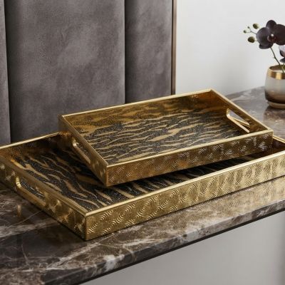 طقم صواني تقديم ديكورية مستطيلة باللون الذهبي والأسود بنقوش بارزة (قطعتين).  & : 2-Piece Gold and Black Decorative Rectangular Serving Tray Set with Textured Patterns.