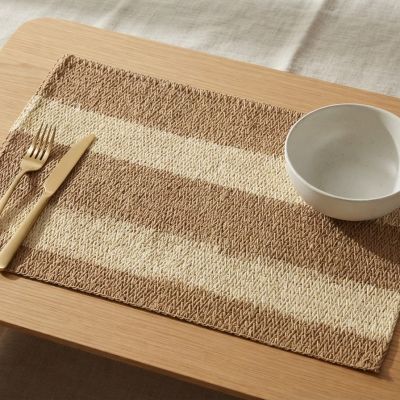 مفرش طعام (بليس ميت) مستطيل من الخوص المنسوج بلونين (بني وبيج).  & : Two-Tone Woven Straw Wicker Placemat (Brown & Beige).