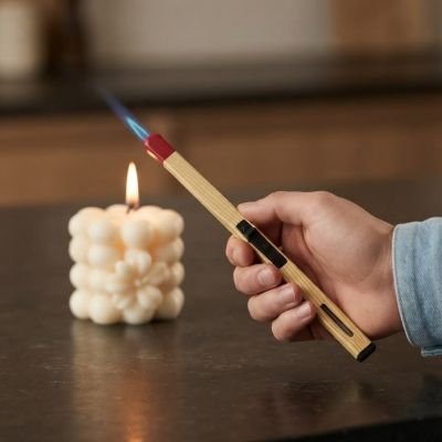 : ولاعة شموع غازية طويلة بتصميم عود ثقاب خشبي.  & : Long Gas Candle Lighter with Wooden Matchstick Design.