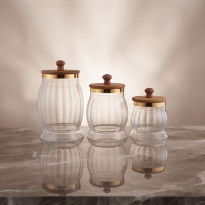 طقم برطمانات زجاجية مضلعة 3 قطع بأحجام متدرجة مع أغطية خشبية بلمسة ذهبية  & : 3-Piece Ribbed Glass Jar Set with Gold-Trimmed Wooden Lids