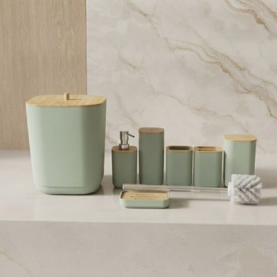 طقم إكسسوارات حمام مودرن 7 قطع بلون أخضر باستيل مع لمسات خشبية  & : 7-Piece Modern Pastel Green Bathroom Accessories Set with Wooden Accents