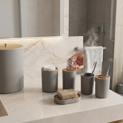 طقم إكسسوارات حمام مودرن 7 قطع بلون رمادي غير لامع مع لمسات خشبية  & : 7-Piece Modern Matte Gray Bathroom Accessories Set with Wooden Accents