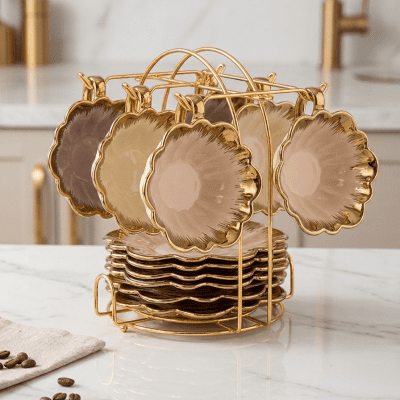 طقم قهوه 12 قطعه على ستاند 6 اطباق و 6 مجات بورسالين 12-piece coffee set on a stand: 6 saucers and 6 porcelain mugs 