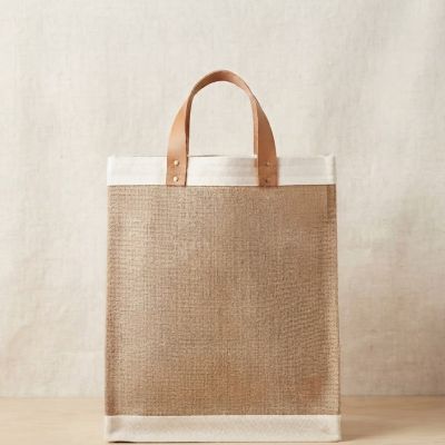 حقيبة تسوق وقماش كلاسيكية مستطيلة من الخيش مع أشرطة قماشية ومقابض جلدية.  & : Classic Rectangular Jute Burlap Shopper Tote with Canvas Trims and Leather Handles.