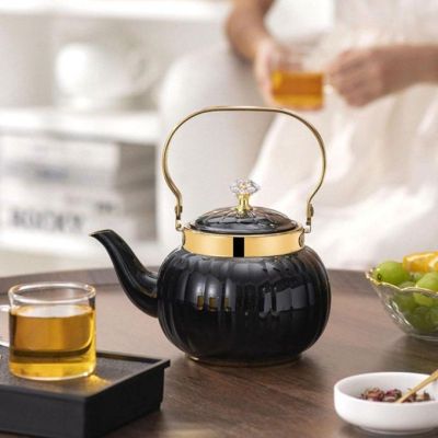 This product is a Luxury Ribbed Black Glass Teapot with Gold Accents, designed in a vintage regency style that effortlessly blends classical elegance with a modern, sophisticated aesthetic. Here is a detailed English description of the product based on th