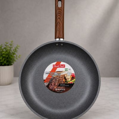 مقلاة طهي جرانيت غير لاصقة باللون الرمادي الداكن بمقبض خشموني من هوت شيف (HotChef) - مقاس 24 سم.  & : HotChef Dark Grey Non-Stick Granite Frying Pan with Wood-Effect Handle (24 cm).