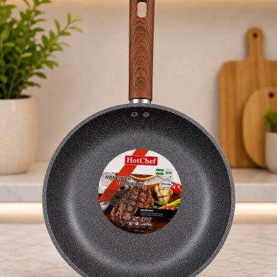 مقلاة طهي جرانيت غير لاصقة باللون الرمادي الداكن بمقبض خشموني من هوت شيف (HotChef) - مقاس 30 سم.  & : HotChef Dark Grey Non-Stick Granite Frying Pan with Wood-Effect Handle (30 cm).