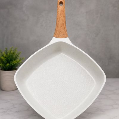 جريل/مقلاة مربعة غير لاصقة بطبقة جرانيت فاتحة ومقبض خشموني - مقاس 24 سم.  & : Square Non-Stick Granite Grill Pan with Wood-Effect Handle (24 cm).
