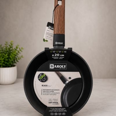 مقلاة طهي غير لاصقة باللون الأسود مع مقبض خشبي عازل من بارولي (BAROLY Black Wood) - مقاس 20 سم.  & : BAROLY Black Wood Non-Stick Frying Pan with Soft-Touch Handle (20 cm).