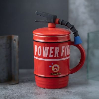 مج سيراميك مبتكر بغطاء بتصميم طفاية حريق (Fire Extinguisher Ceramic Mug with Lid).  & : Fire Extinguisher Shaped Ceramic Mug with Lid & Hose Handle Design.