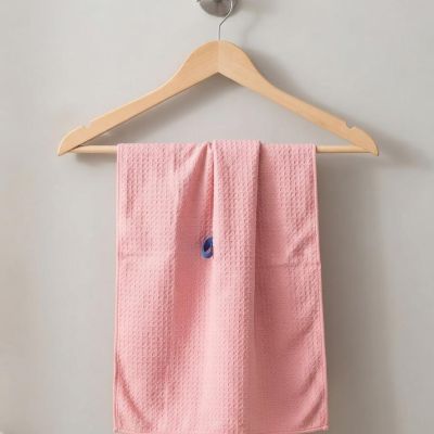 فوطة حمام/شعر قماشية بتنسيج وافل غير لاصقة للوبر من هاودا (HAODA) - مقاس 100 &times; 65 سم.  & : HAODA Waffle Weave Microfiber Towel (100 x 65 cm) - Pink.