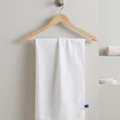فوطة حمام/شعر قماشية بتنسيج وافل من هاودا (HAODA) - اللون الأبيض - مقاس 100 &times; 65 سم.  &: HAODA Waffle Weave Microfiber Towel (100 x 65 cm) - White.