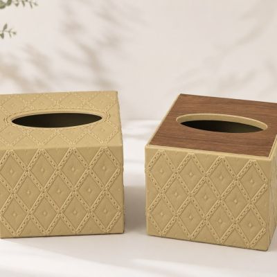علبة/غطاء مناديل مربع ثنائي الوجهين باللون البيج (غطاء خشبي وغطاء بيج منقوش).  English: Beige Dual-Sided Square Tissue Box Cover with Reversible Wood & Diamond Pattern Top.