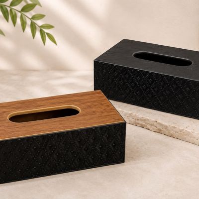 علبة/غطاء مناديل مستطيل ثنائي الوجهين باللون الأسود (غطاء خشبي وغطاء أسود منقوش).  &: Black Dual-Sided Rectangular Tissue Box Cover with Reversible Wood & Diamond Pattern Top.