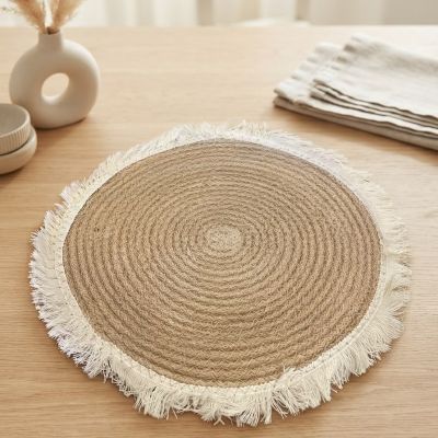 قاعدة أطباق/أكواب دائرية منسوجة من الخيش/الجوت بشرّابات بوهيمية باللون الأبيض.  & : Round Woven Jute/Burlap Placemat with Off-White Fringe Tassels.