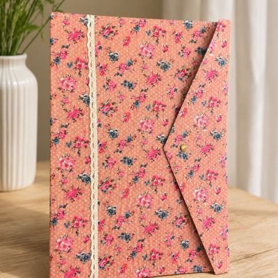 شنطة منظم أوراق ومستندات قماشية بنقشة الورود والدانتيل.  & : Floral Fabric Document Organizer Bag / Sleeve with Lace Detail.