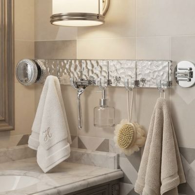 علاقة حائط شفافة متعددة الخطاطيف مع خطافات كروم/فضية لاصقة.  & : Clear Wall-Mounted Hook Rail with Chrome Utility Hooks.