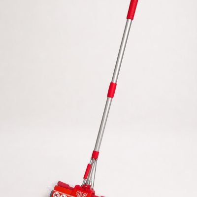 مساحة أرضيات إسفنجية (PVA) مع آلية عصر يدوية وعصا تلسكوبية من لياو (LIAO PVA Sponge Mop).  & : LIAO Self-Wringing PVA Sponge Mop with Telescopic Handle.