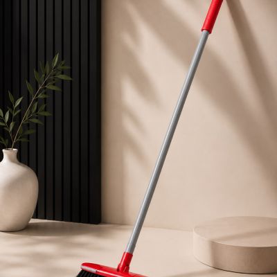 مكنسة/فرشاة أرضيات ناعمة مع عصا طويلة من لياو (LIAO Floor Broom with Long Handle).  & : LIAO Indoor Floor Broom with Long Handle.