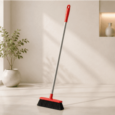 مكنسة/فرشاة أرضيات ناعمة مع عصا طويلة من لياو (LIAO Floor Broom with Long Handle).  & : LIAO Indoor Floor Broom with Long Handle.