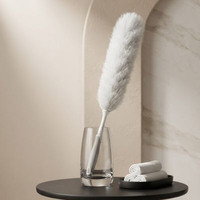 نفّاضة / مريشة أتربة مايكروفايبر ناعمة باللون الأبيض من  لياو &  :  FROM LIAO  Microfiber Feather Duster (White).