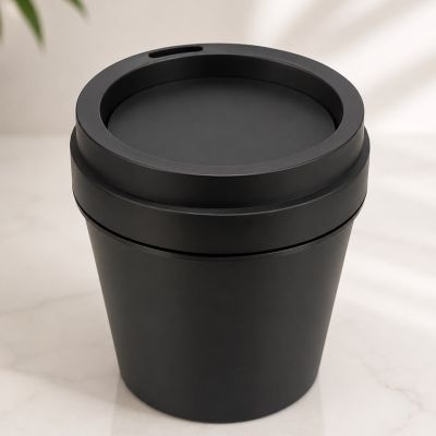 سلة مهملات صغيرة للطاولة والمكتب بغطاء تأرجحي باللون الأسود.  & : Mini Desktop Trash Can with Swing Lid (Black).