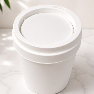 سلة مهملات صغيرة للطاولة والمكتب بغطاء تأرجحي باللون الأبيض.  & : Mini Desktop Trash Can with Swing Lid (White).