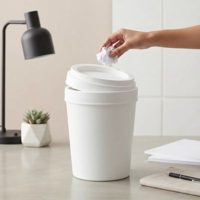 سلة مهملات صغيرة للطاولة والمكتب بغطاء تأرجحي باللون الأبيض.  & : Mini Desktop Trash Can with Swing Lid (White).