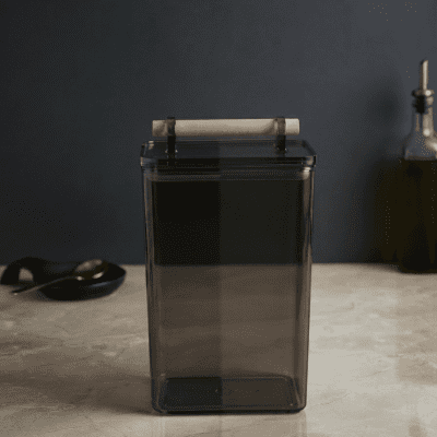 حاوية طعام أكريليك رمادي غامق بمقبض خشبي ​: Dark Grey Acrylic Food Container with Wooden Handle