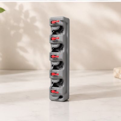 حامل المكانس والمساحات الحائطي متعدد الاستخدامات من لياو (5 فتحات و6 خطافات) - (LIAO Wall-Mounted Mop & Broom Holder).  English: LIAO Wall-Mounted Mop & Broom Holder (5 Slots & 6 Hooks).