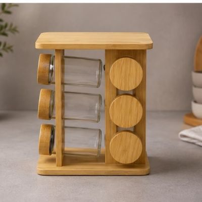 طقم برطمانات توابل زجاجية مائلة مع حامل خشبي برجي (6 برطمانات بغطاء خشب).  & : 6-Piece Slanted Glass Spice Jar Set with Wooden Tower Stand.