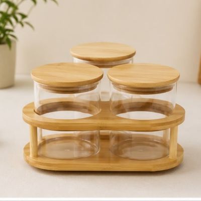 طقم برطمانات توابل زجاجية مع حامل خشبي بيضاوي (3 برطمانات بغطاء خشب).  & : 3-Piece Glass Spice Container Set with Oval Wooden Stand.