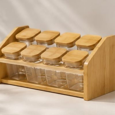طقم برطمانات توابل زجاجية مربعة مع حامل خشبي مدرج (8 برطمانات بغطاء خشب).  & : 8-Piece Square Glass Spice Jar Set with Tiered Wooden/Bamboo Stand.