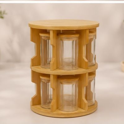 طقم برطمانات توابل زجاجية مع حامل خشبي دوار 360 درجة دورين (8 برطمانات بغطاء خشب).  & : 8-Piece Glass Spice Jar Set with 360&deg; Rotating 2-Tier Wooden Carousel Rack.